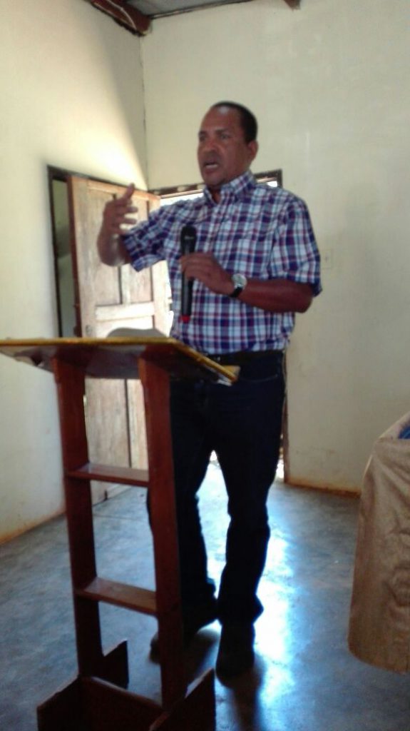 Gonzalo, Pastor de Colón predicando