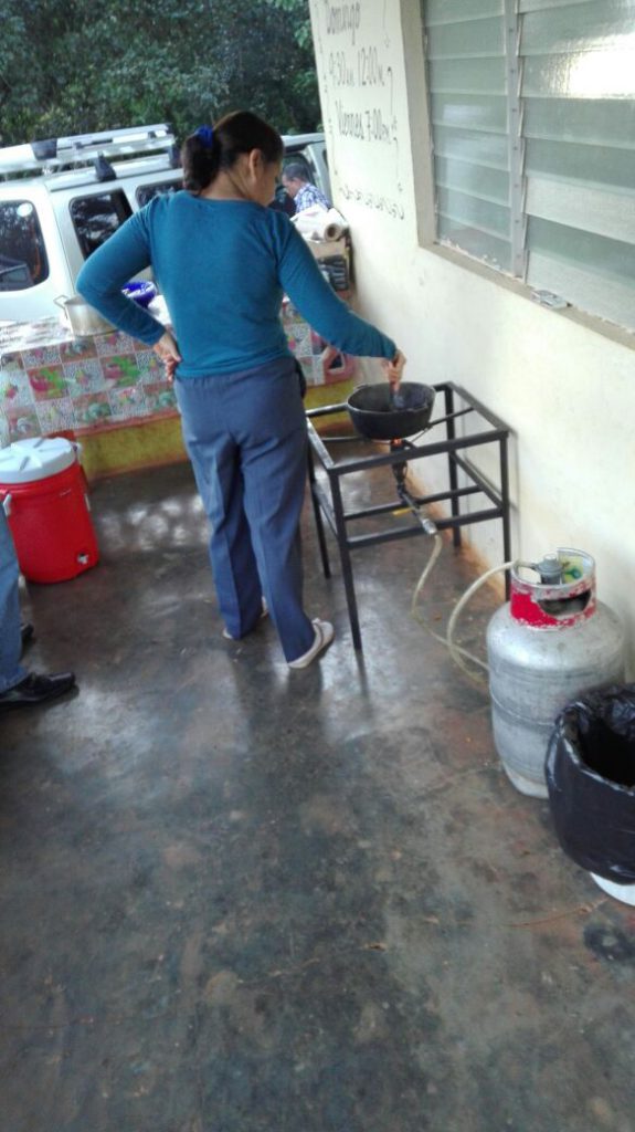 Hermana preparando el Desayuno